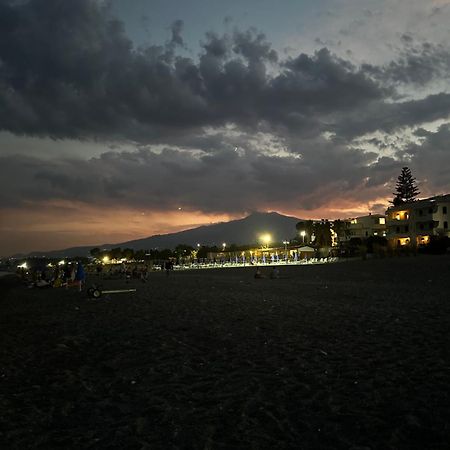 Appartamento I Puritani On The Beach Giardini Naxos Esterno foto