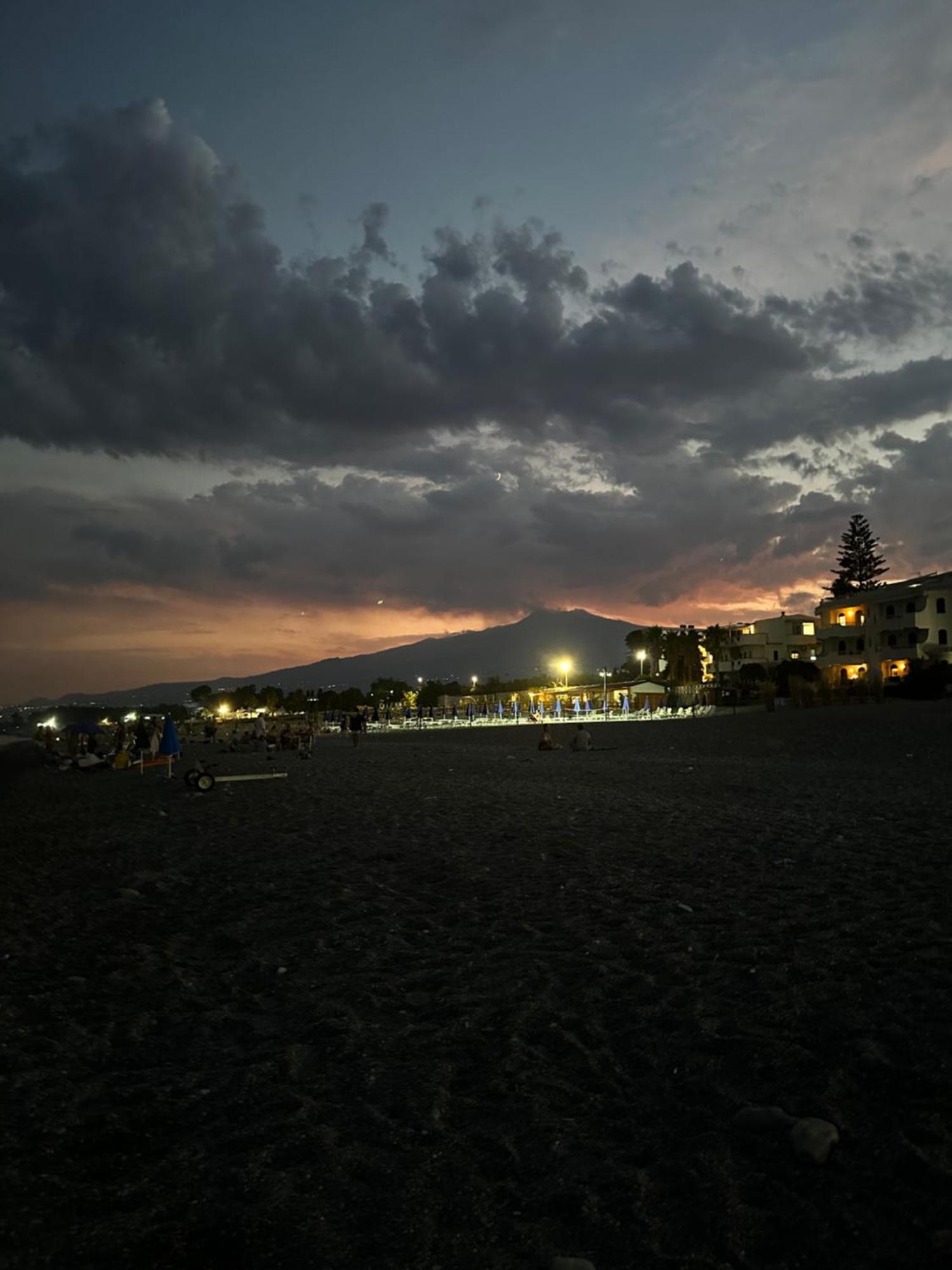 Appartamento I Puritani On The Beach Giardini Naxos Esterno foto