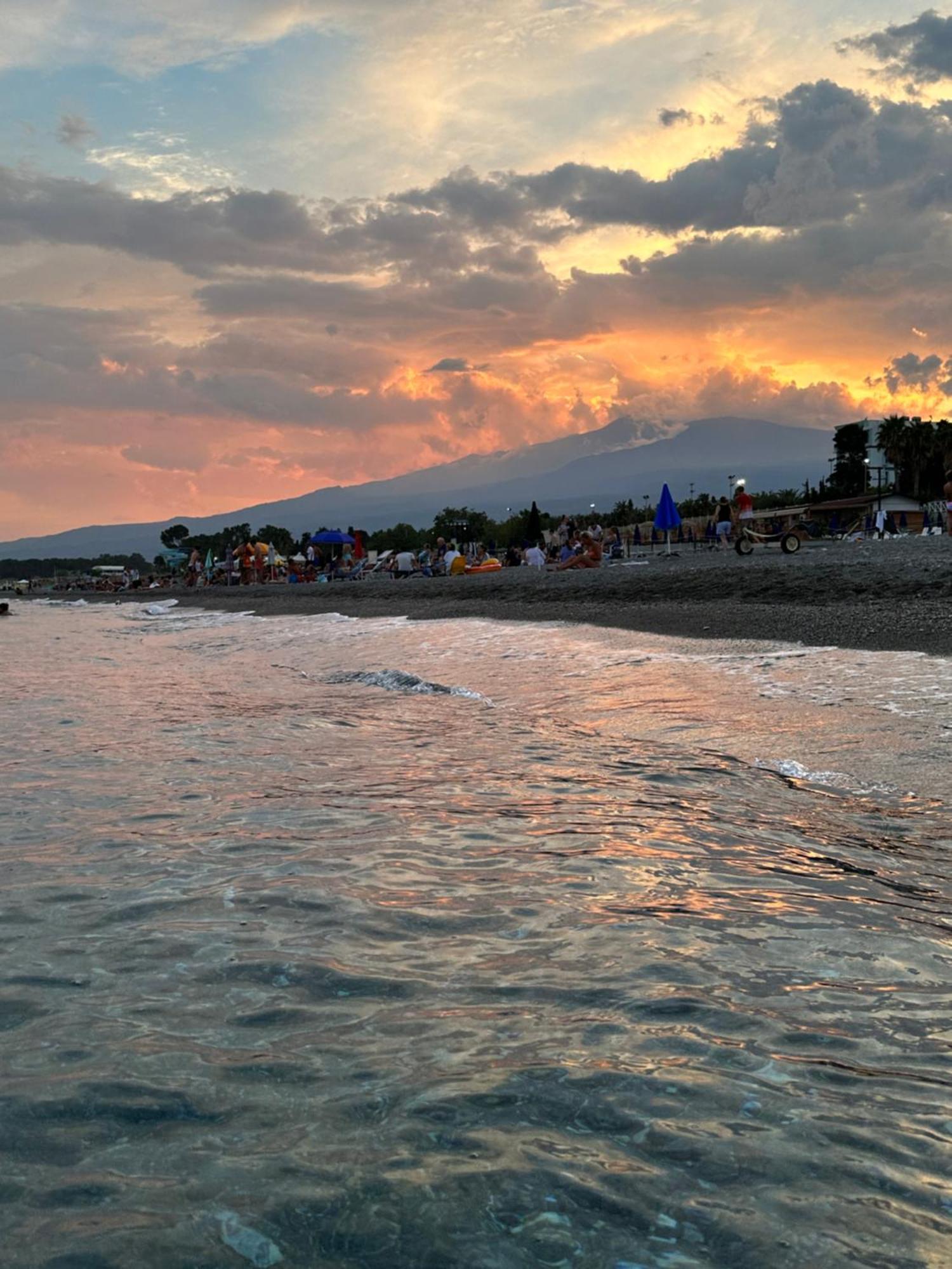 Appartamento I Puritani On The Beach Giardini Naxos Esterno foto