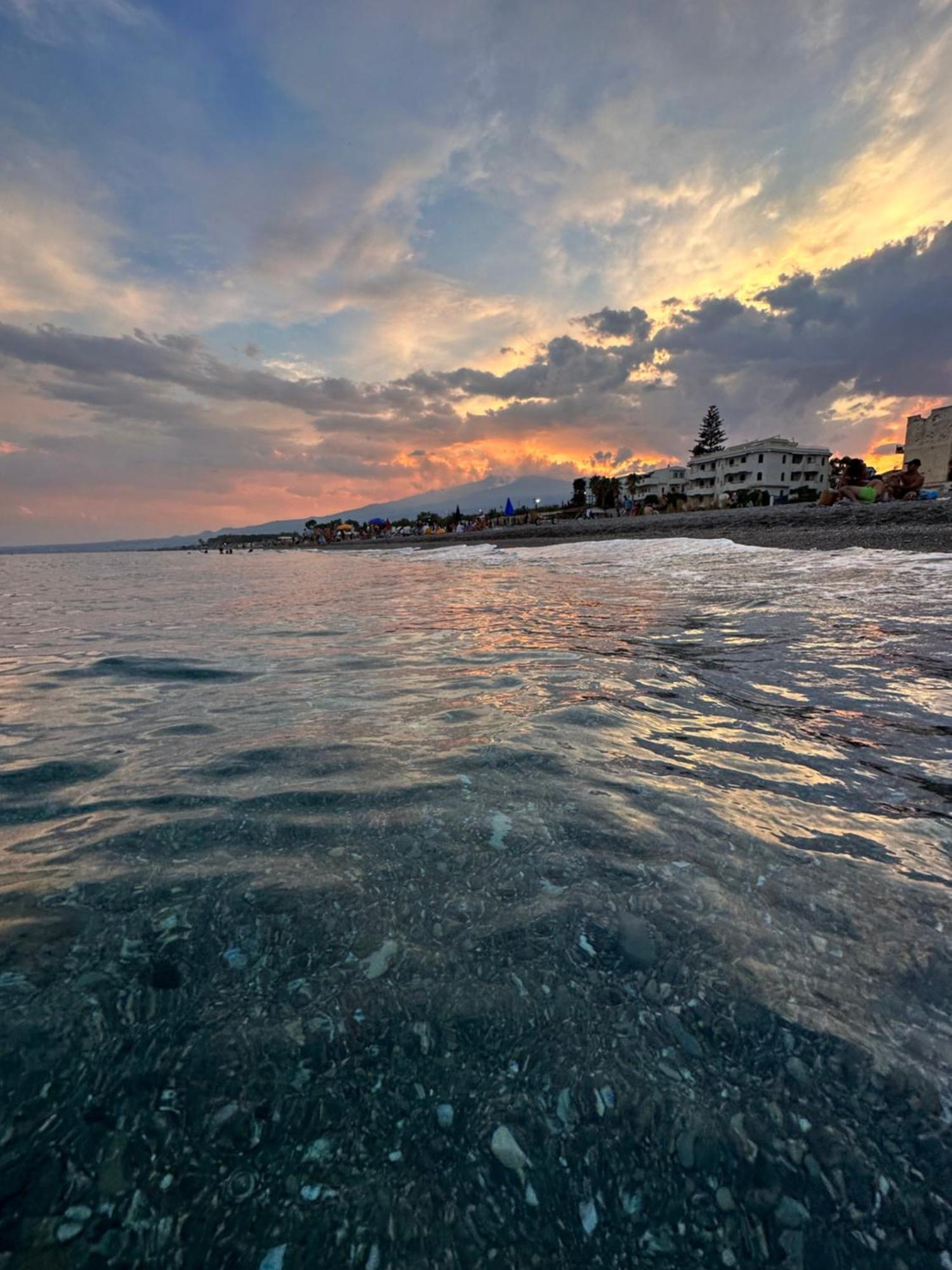 Appartamento I Puritani On The Beach Giardini Naxos Esterno foto