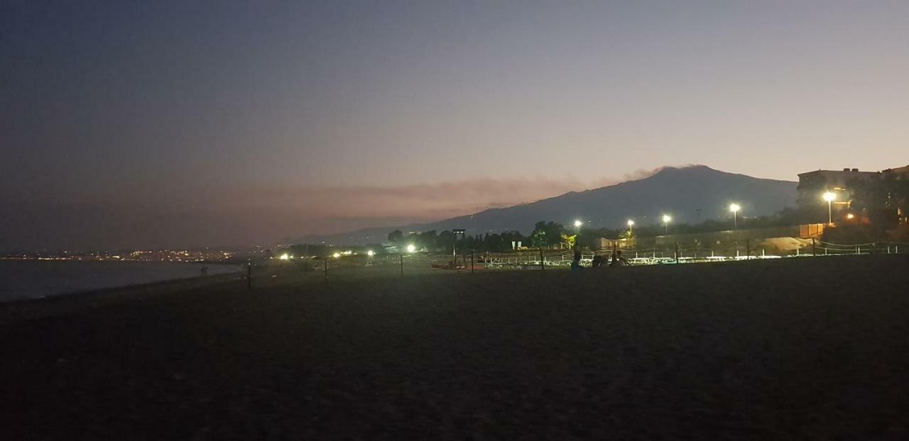 Appartamento I Puritani On The Beach Giardini Naxos Esterno foto